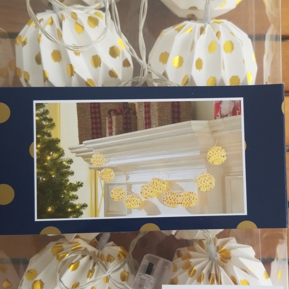 Crown and Ivy Garland - Picture 4 of 6